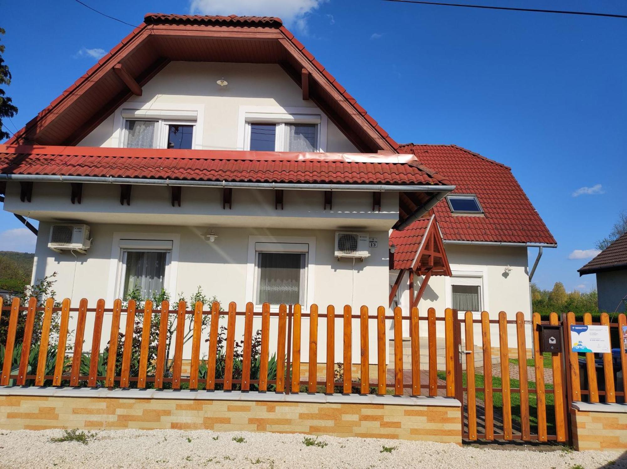 Badacsony Apartmanház Badacsonytomaj Exterior foto